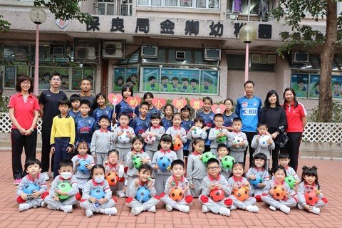 保良局金卿幼稚园高班学生与保良局锦泰小学学生进行户外足球活动