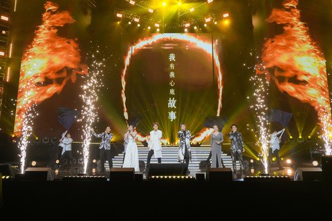 圖六：中年好聲音的歌手周吉佩、羅啟豪、龍婷、顏志恒、吳大強及支嚳儀率先打頭陣獻唱《無言感激》，溫暖在場每一位。