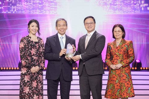 圖四：陳黎惠蓮女士（右一）、節目籌委會主席暨保良局副主席李何芷韻女士（左一）及懲教署署長黃國興先生（右二）致送紀念品予節目關愛贊助上海商業銀行，並由副董事長、常務董事兼行政總裁郭錫志先生（左二）代表接受。 