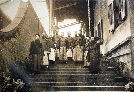 Group photo of the Committee of Po Leung Kuk at its Headquarters on Po Yan Street, Sheung Wan(1905 to 1906)