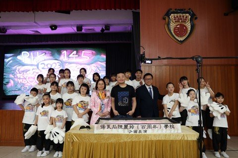 陳偉偉處長（前排右）及保良局陳黎惠蓮主席（前排左）與特殊沙畫家李世豪（前排中）及保良局ONE23舞團合照。