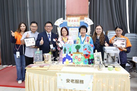 政府新聞處陳偉偉處長及保良局陳黎惠蓮主席參觀各個保良局服務攤位。