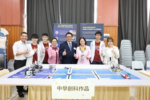 政府新聞處陳偉偉處長及保良局陳黎惠蓮主席參觀各個保良局服務攤位。
