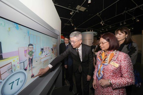 文化體育及旅遊局劉震副局長及保良局陳黎惠蓮主席到展覽廳參觀，體驗互動遊戲。