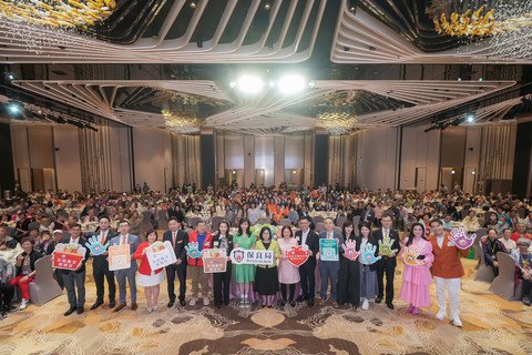 圖三：一眾主禮嘉賓及各界企業代表與全場長者合照。