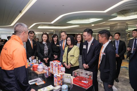 圖六：行政長官夫人李林麗嬋女士(左六)、勞工及福利局副局長何啟明先生, JP(前排右二)及保良局董事會成員與管理層參觀保良局社企攤位。