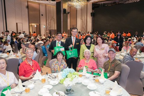 圖二：行政長官夫人李林麗嬋女士聯同保良局董事會成員及管理層派發禮物包予長者。