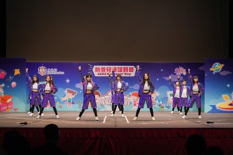 保良局住宿兒童在活動上表演以「星」為主題的歌舞，分享自己的才能及夢想。
