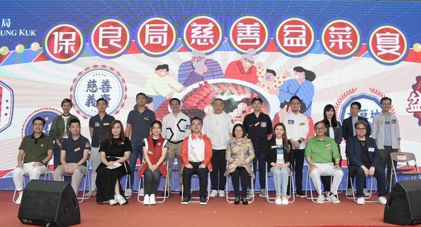 主禮人署理教育局局長施俊輝先生, JP（前排左五）、保良局陳黎惠蓮主席（前排右四）以及一眾主禮團嘉賓於台上合照。