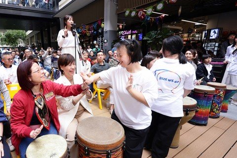 陳黎惠蓮主席(第一行左一)、蘇婉儀副秘書長(第一行左二)和保良局「One23舞團」學生合作，與全場觀眾一同「鼓樂大合奏」。