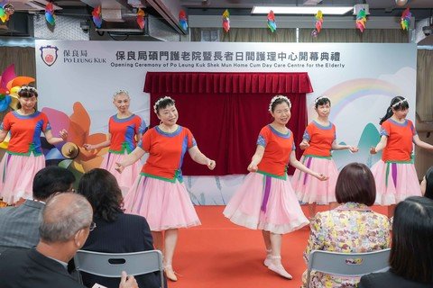 長者於開幕禮中表演歌唱及舞蹈。