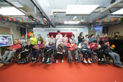 長者於開幕禮中表演歌唱及舞蹈。