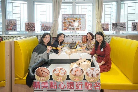 主禮團嘉賓參觀保良局碩門護老院暨長者日間護理中心，了解中心的設施。