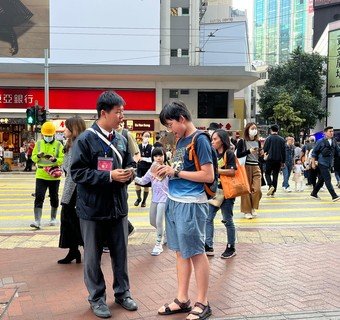 近50位青年義工走到銅鑼灣鬧市向青年朋友派發抗毒教育資訊咭，呼籲青少年遠離毒品。