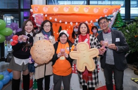 保良局陳黎惠蓮主席（右二）、社會福利署署理助理署長譚翠琼女士（左二）、中環街市總經理鍾詠婷女士（左一）、保良局社會服務總幹事張飛先生（右一）
與學員合照。
