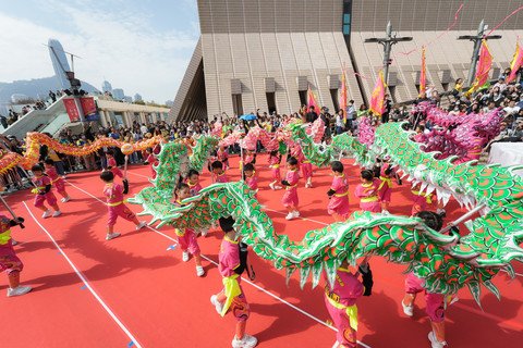 超過400位保良局學生一同參與舞龍、舞旗及鼓樂大匯演。