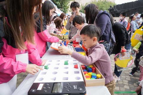 參加者參與以學前幼兒發展為主題的親子競技及攤位活動。