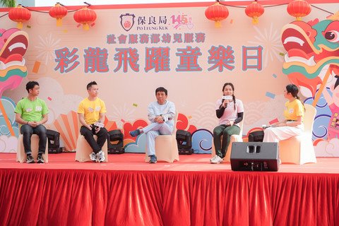 香港知名單車運動員李慧詩(右二)、空手道運動員劉知名(左二)、武術運動員劉子龍(左一)、與香港教育大學雷雄德博士(中)等嘉賓以專題講座形式，分享運動對幼兒心理及肌肉發展的好處。