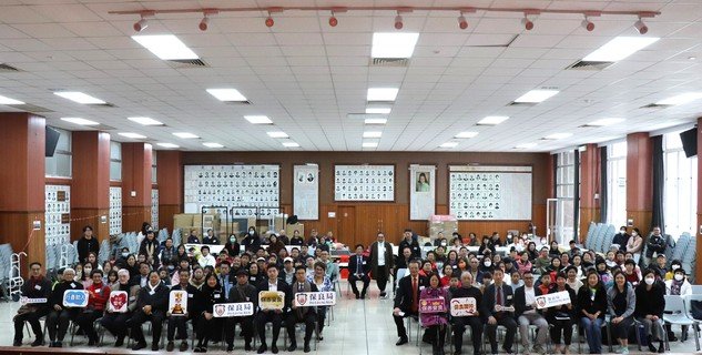 《保良春暖翰墨香》2024年大灣區青少年迎春筆會大合照。
