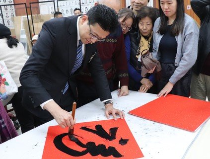 吳秋北議員即席表演寫書法，並將親筆墨寶送給保良局。