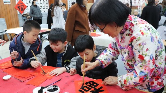 書畫家帶領保良局兒童寫書法和繪畫。