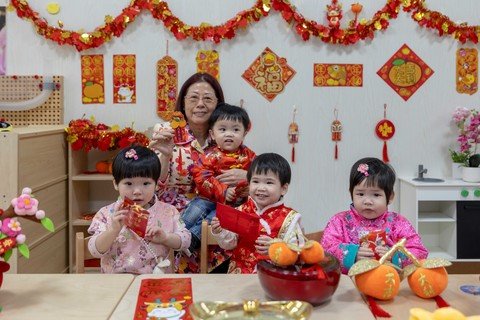 保良局陈黎惠莲主席到保良局家舍探访住宿儿童，分享喜悦及祝福。