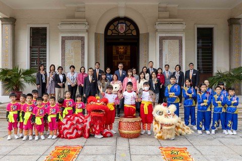 保良局属校学生於团拜活动上表演鼓乐、舞龙及舞狮，向各界拜年。