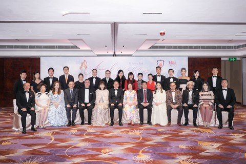 主禮人香港特別行政區政務司司長陳國基先生(前排中) 與保良局董事會成員伉儷及節目贊助代表合照留念。