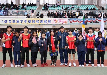 保良局主席陳黎惠蓮女士(中)、傷殘羽毛球運動員朱文佳先生(左五)、長跑運動員姚潔貞校友(左四)一同出席「保良局屬下中學聯校運動會」，並與參與「全力衝善」接力賽的主流及特殊學生代表合照。