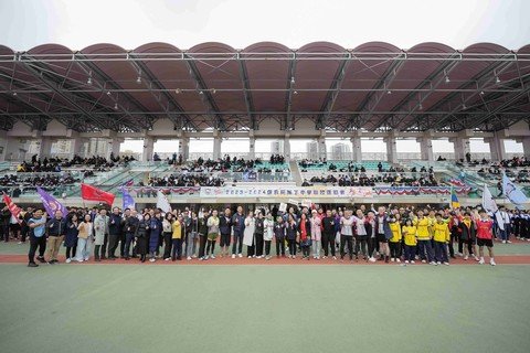 保良局董事會成員、本局中小學校長及師生代表、特殊學校師生、以及本局職員組成的8支隊伍一同參與「全力衝善」4X100米接力賽。