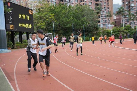 保良局董事會成員、本局中小學校長及師生代表、特殊學校師生、以及本局職員組成的8支隊伍一同參與「全力衝善」4X100米接力賽。