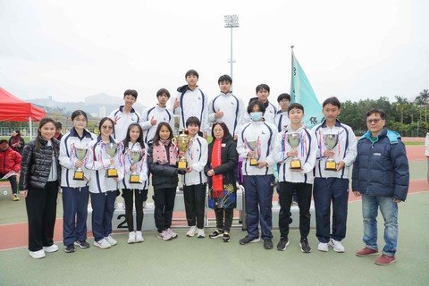 在閉幕禮上，保良局主席陳黎惠蓮女士(中)及嘉賓為表現出眾的學生運動員代表頒獎。