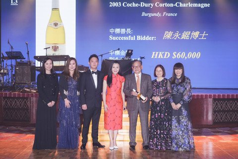 金铃小姐M.H. 担任晚会慈善拍卖官。特别鸣谢Chopard、太子珠宝钟表爱心慈善基金及谭毓桢副主席赞助拍卖品，同时感谢现场善长踊跃竞投，并由Sonia Wong小姐、Fifi Law小姐及陈永锟博士成功投得心头好。