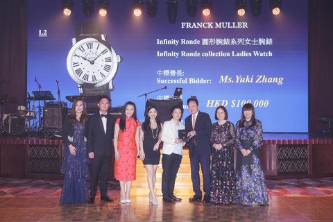 金鈴小姐M.H. 擔任晚會慈善拍賣官。特別鳴謝Chopard、太子珠寶鐘錶愛心慈善基金及譚毓楨副主席贊助拍賣品，同時感謝現場善長踴躍競投，並由Sonia Wong小姐、Fifi Law小姐及陳永錕博士成功投得心頭好。