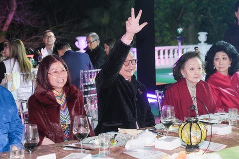 善長於現場慈善拍賣環節踴躍競投名貴珍藏，襄助善舉。其中由莎莎國際控股有限公司贊助的兩支珍藏佳釀，分別由陳永錕博士和周宇先生成功投得。