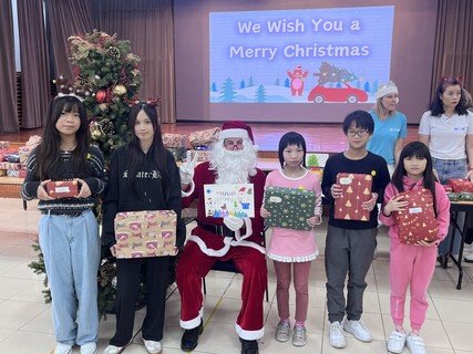 Volunteers from Angels for Children sponsored the Secret 
Santa campaign and presented Christmas gifts to residential children.