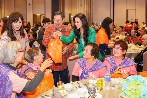 Regal Hotels International strongly supported the "Corporate Connections & Luncheon with Elderly", where nearly 600 elderly persons and their carers enjoyed a joyful day.