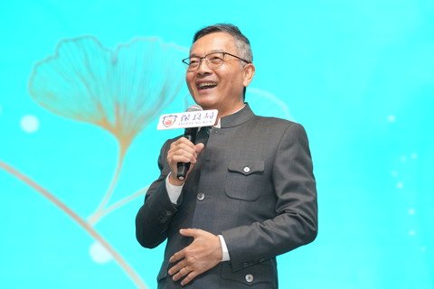 林正财医生向在场长者及照顾者分享健康饮食信息。