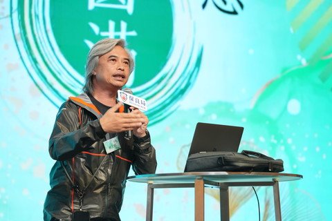 苏文郁先生向在场长者及照顾者分享「手机摄影」锦囊。