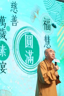 宽运法师向在场长者及照顾者分享健康饮食信息。