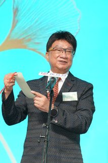 徐小明先生为在场长者及照顾者献上祝福。