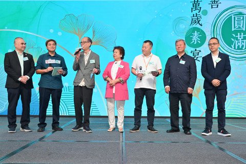 群生社代表向在场长者及照顾者分享健康饮食信息。