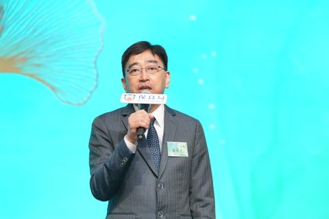 高永文医生向在场长者及照顾者分享健康饮食信息。