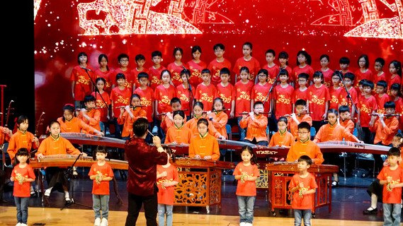 保良局小學聯校中樂團聯同保良局陳溢小學合唱團以及保良局田家炳幼稚園敲擊樂組，合演一曲<萬水千山蹤橫>，體現「幼小同盟」的合作精神。
