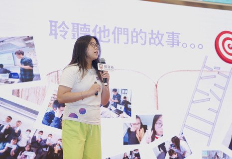 參賽創客隊伍在台上分享對相關社會議題的反思及創新建議。