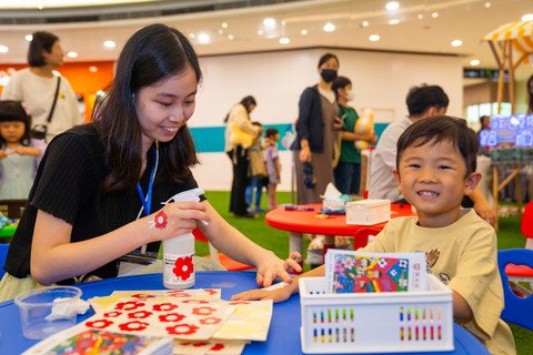 活动当日设有六个摊位，包括手工艺、飞镖、舞蹈、木箱鼓及新兴运动体验，另设有手写母亲节卡及即影即有打卡摊位，让社区人士参与。