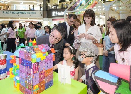 主禮團嘉賓一同了解幼兒作品的構思。