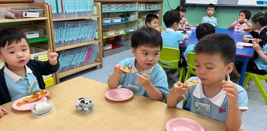 看看我這塊Pizza有好多配料啊!
