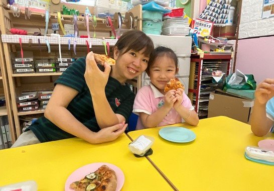 老師，我們一齊分享Pizza啦!