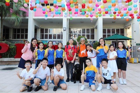 香港導盲犬協會安排導盲犬使用者及導盲犬出席保良局屬下小學的「導盲犬工作示範講座」。